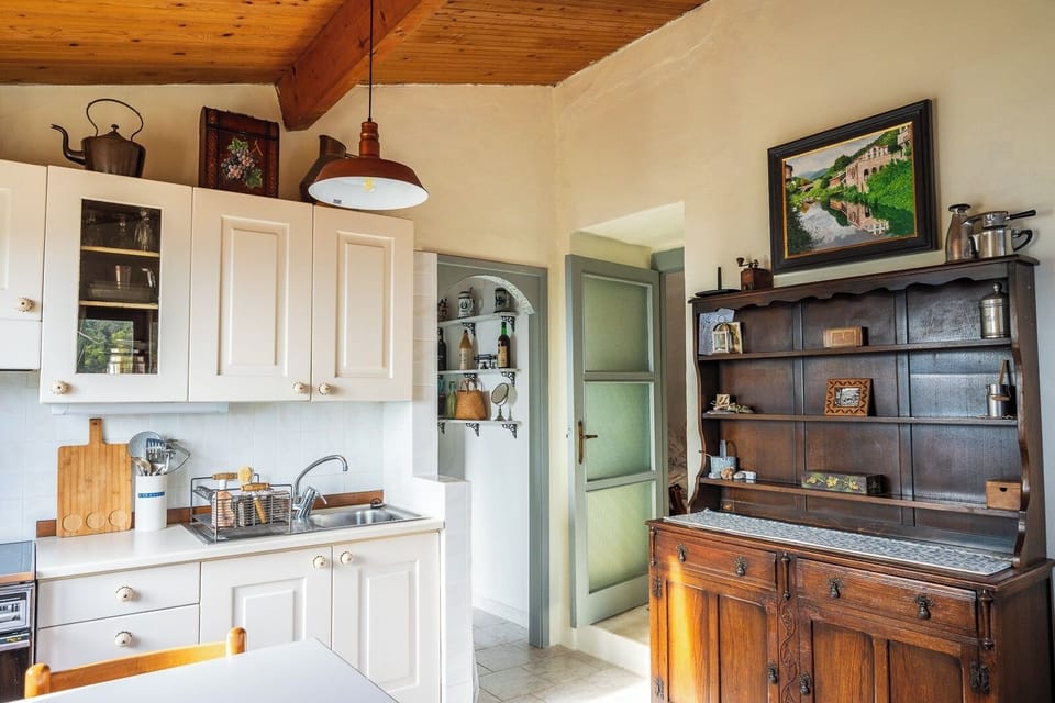 Fridge, oven, stovetop, electric kettle