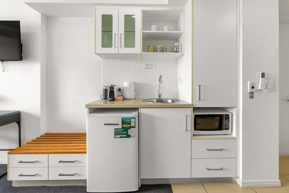 The kitchenette in the studio provides everything needed for snacks and coffee, ideal for a convenient and self-contained stay.