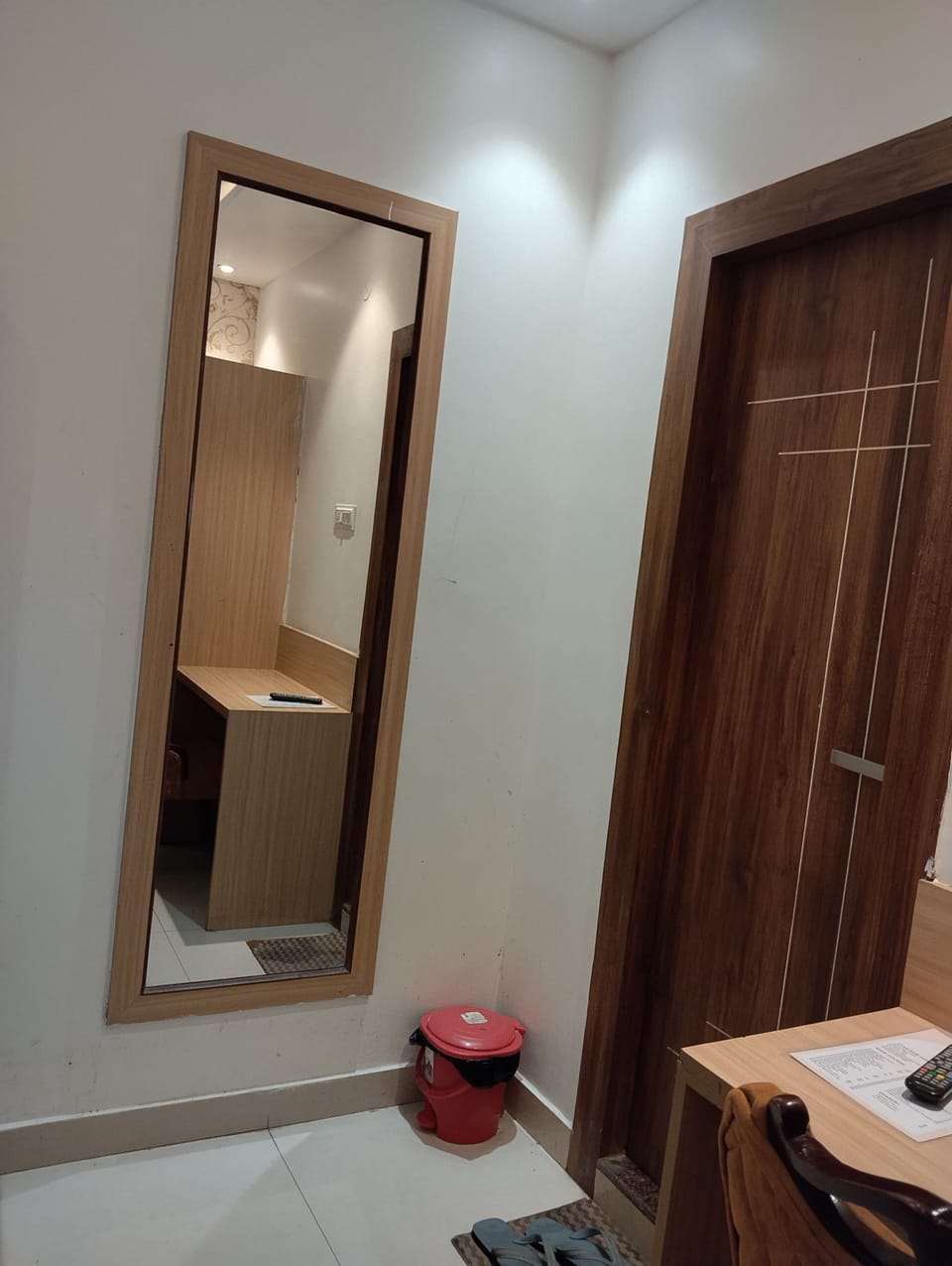Deluxe Room | Living area | 32-inch LCD TV with cable channels