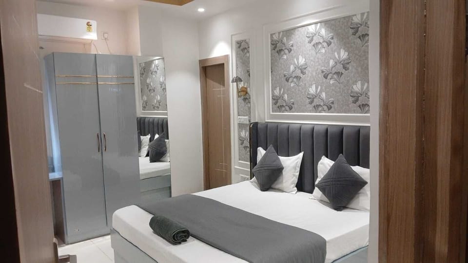 Deluxe Room | Egyptian cotton sheets, premium bedding, memory foam beds, free WiFi