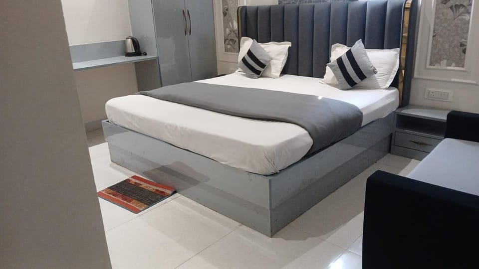 Superior Room | Egyptian cotton sheets, premium bedding, memory foam beds, free WiFi