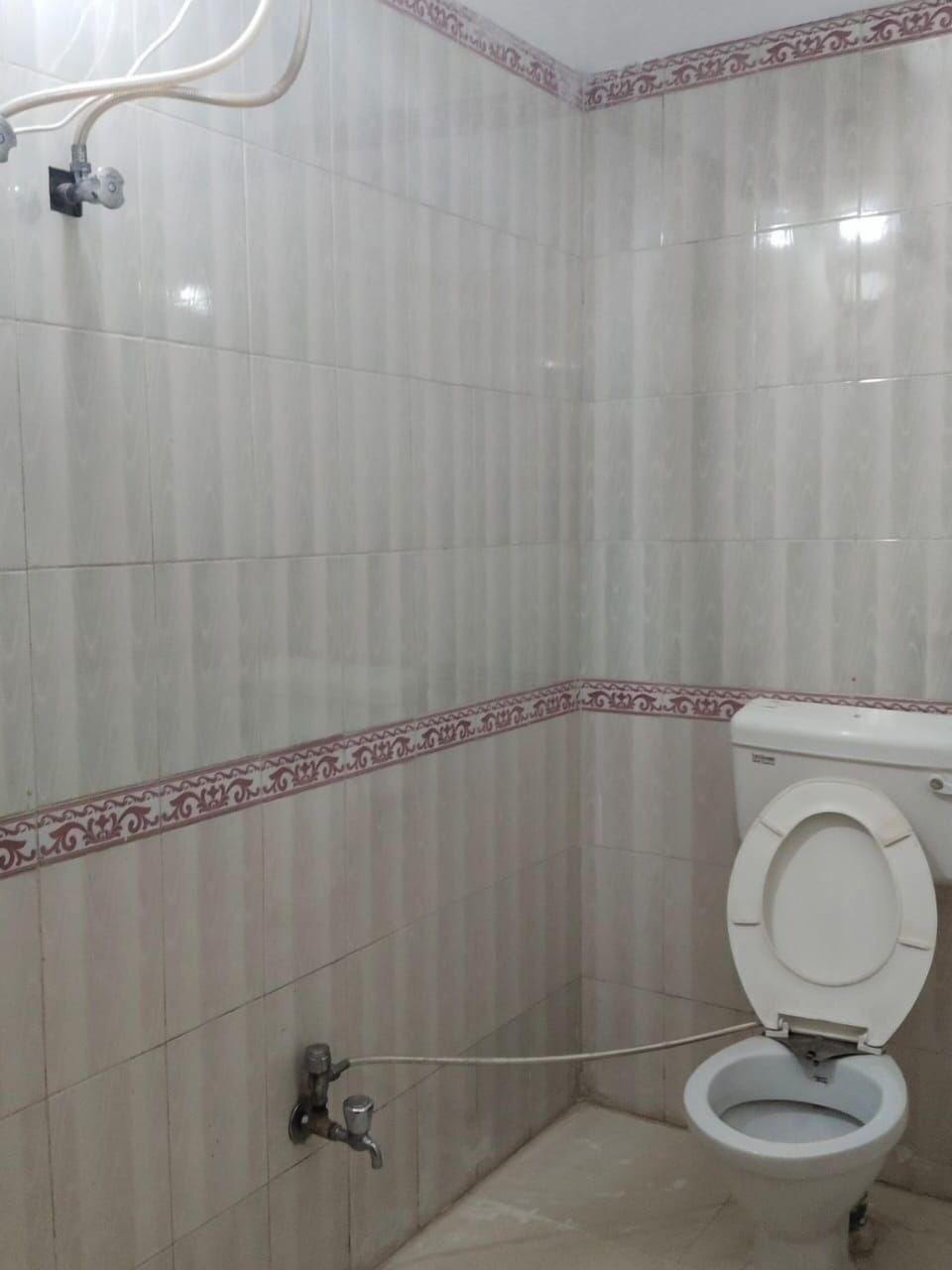 Triple Room | Bathroom | Free toiletries, towels, soap, shampoo