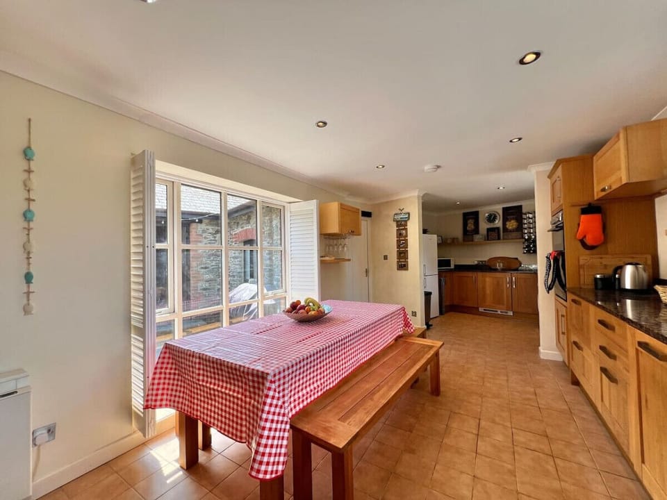 Large spacious kitchen with dining area