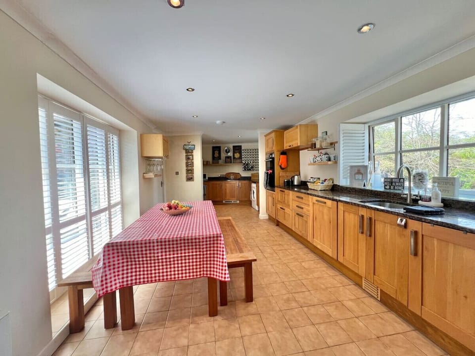 Large spacious kitchen with dining area