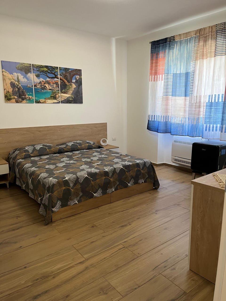Desk, soundproofing, iron/ironing board, free WiFi