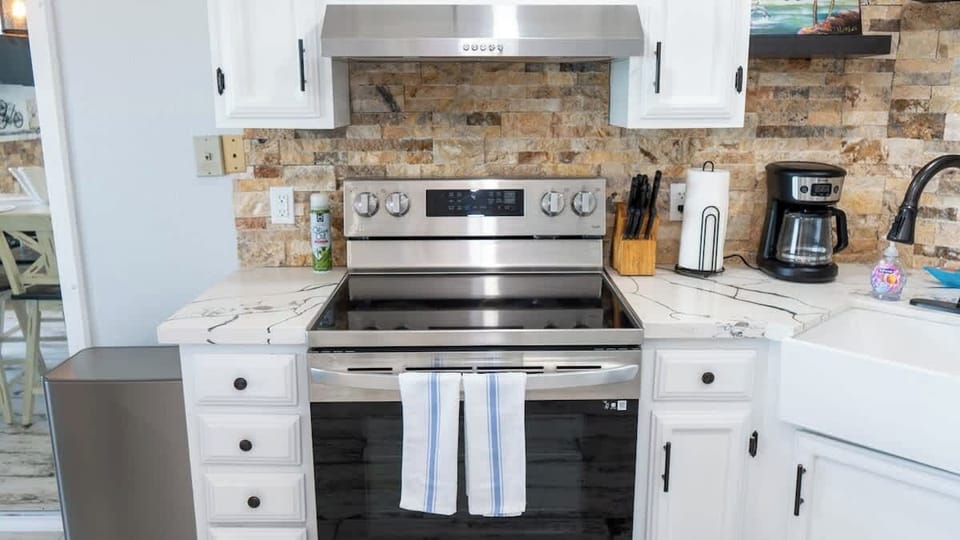 Condo, Multiple Beds, Balcony, Ocean View (Inverness #505) | Private kitchen