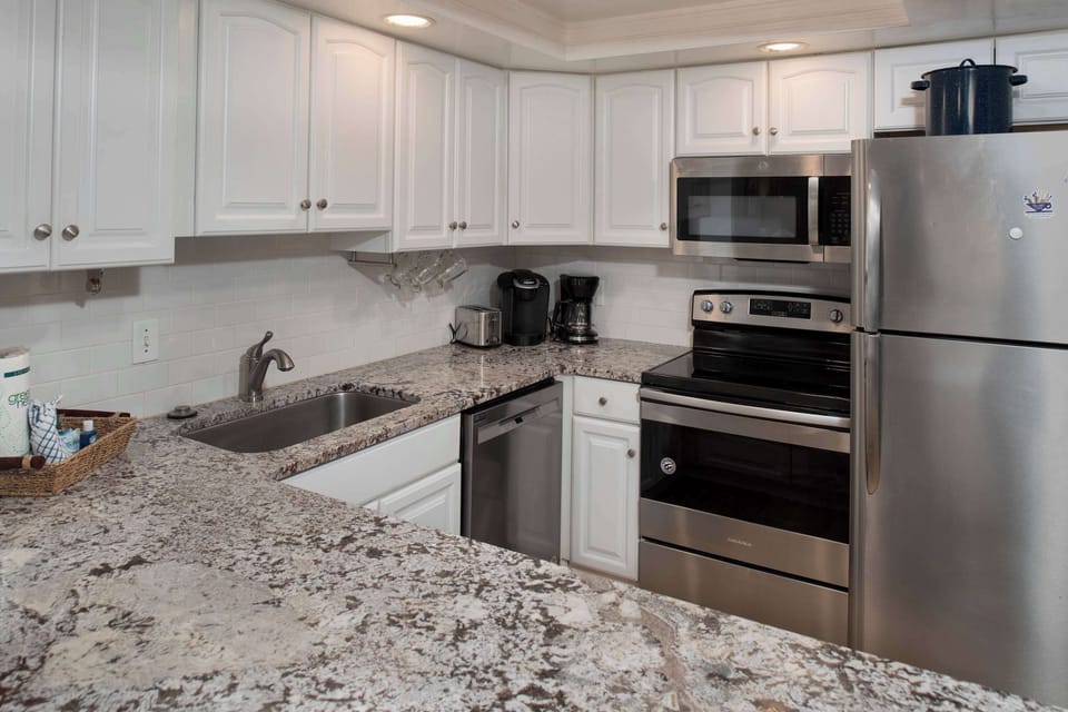 Fully equipped kitchen w/ Keurig & bar seating for 3