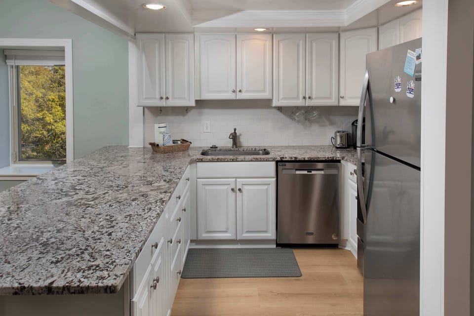 Fully equipped kitchen w/ Keurig & bar seating for 3