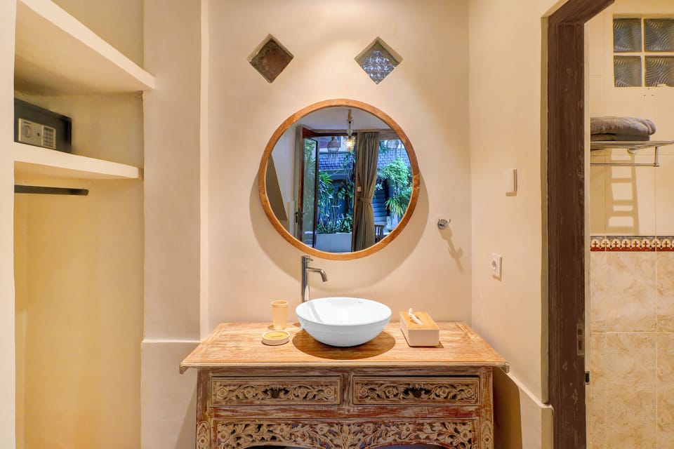 Deluxe Suite, Pool Access | Bathroom | Shower, towels, soap, shampoo