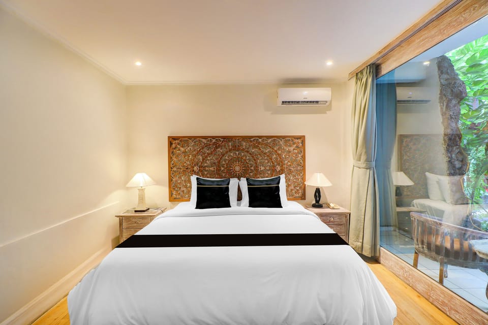 Deluxe Suite, Pool Access | Iron/ironing board, free WiFi, bed sheets