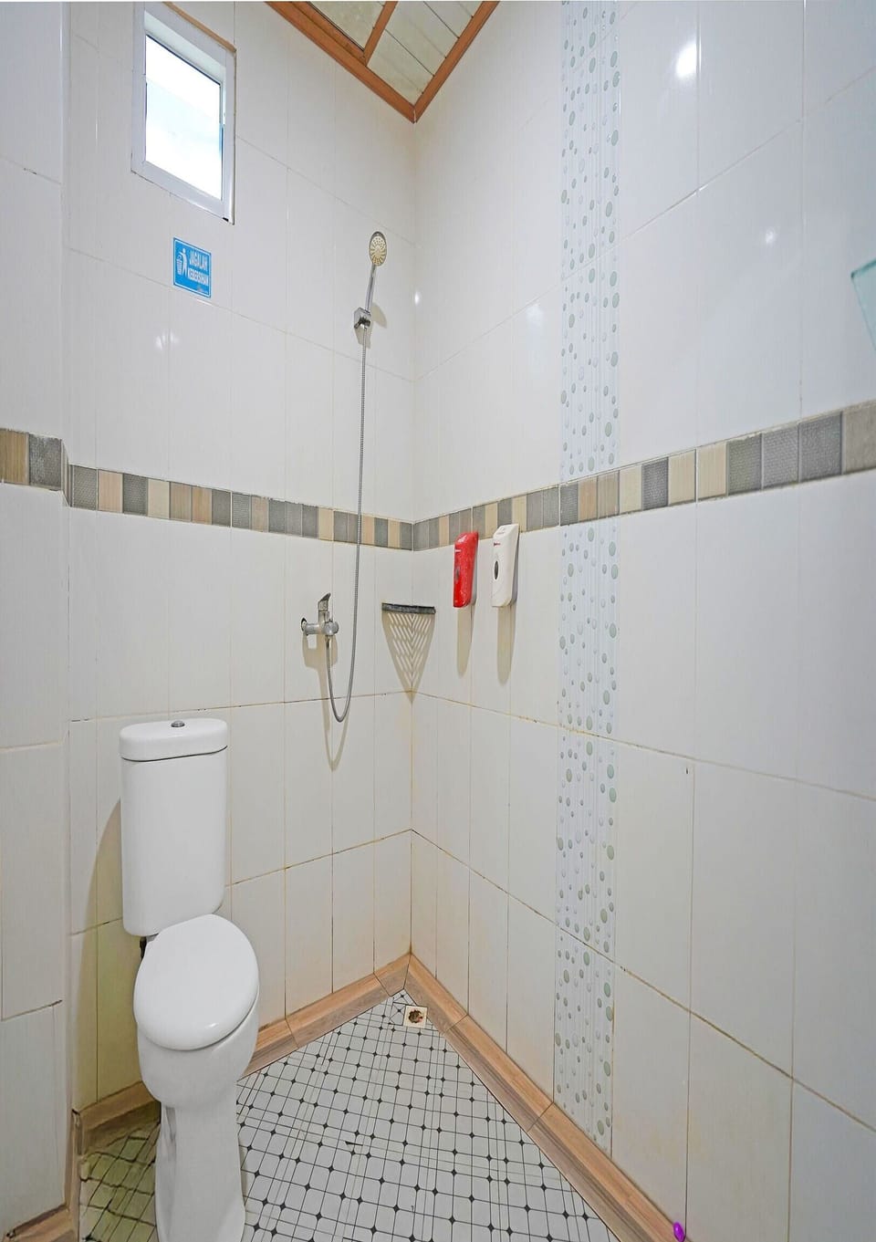 Bidet, towels, soap, shampoo