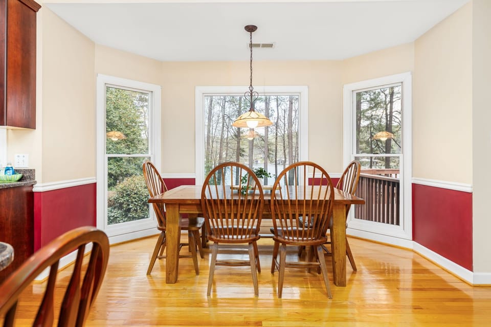 Bright windows frame meals and memories—perfect for gatherings and views!