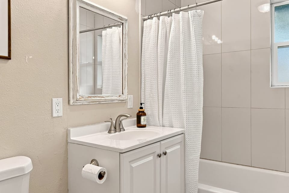 A closer view of the vanity and bath area.