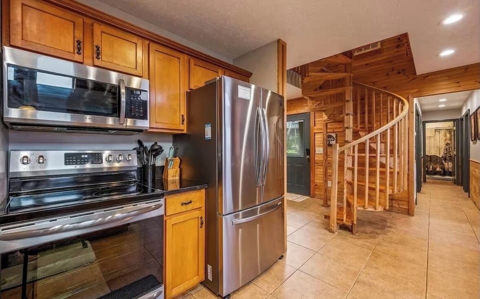 Stainless steel appliances throughout!