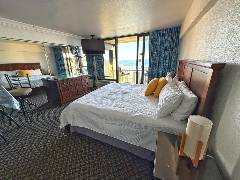 Ocean breeze, king bed, pure relaxation.