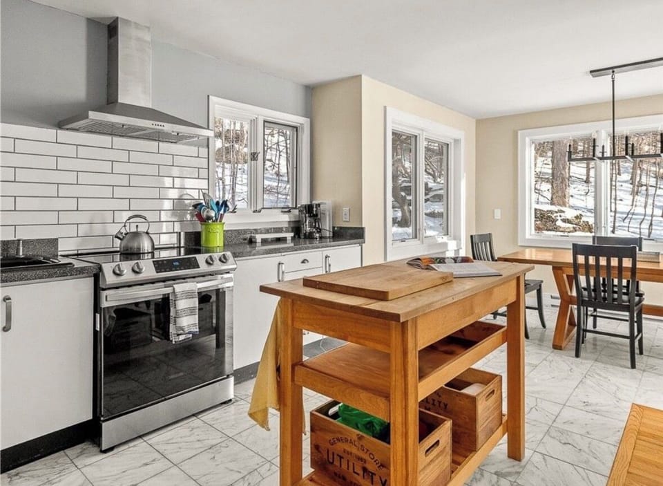 Fully stocked kitchen with induction stove. Dining area with a view. 