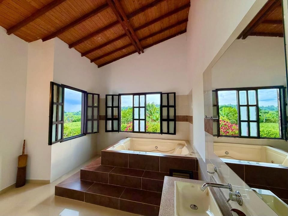 Luxury Suite | Bathroom | Towels, soap, toilet paper