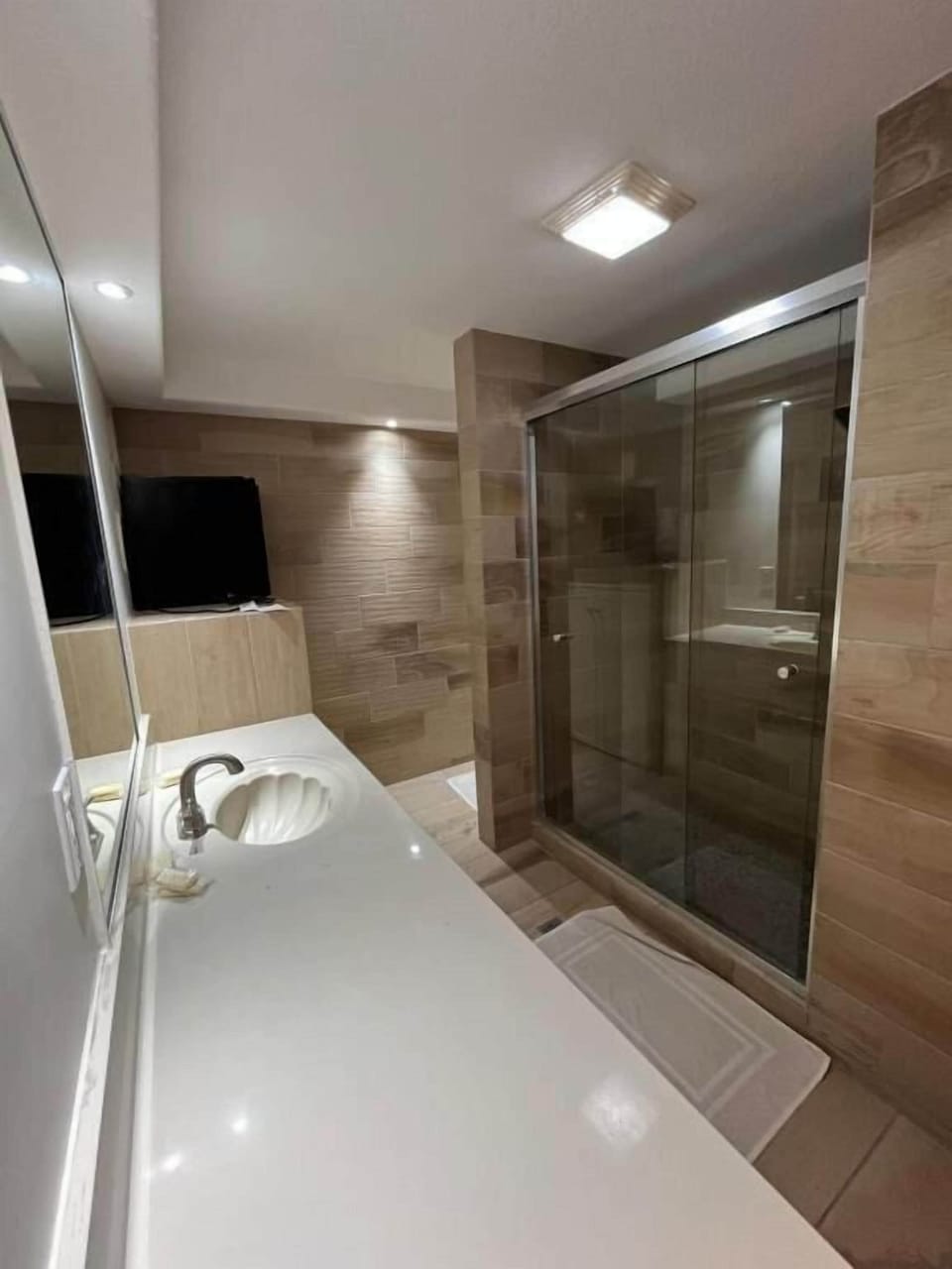Luxury Suite | Bathroom | Shower, towels, toilet paper