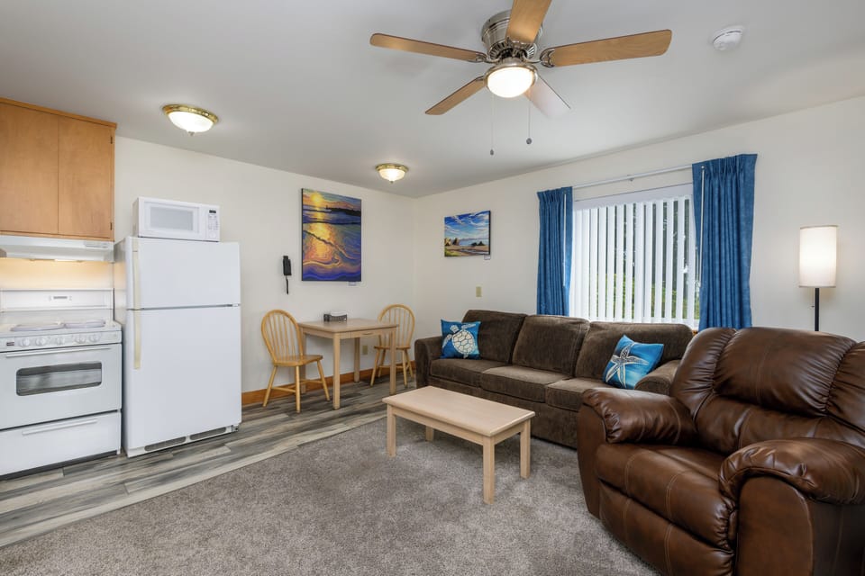 Deluxe Apartment, 1 Queen Bed with Sofa bed, Kitchen | Living room | 32-inch flat-screen TV with cable channels, TV, Netflix
