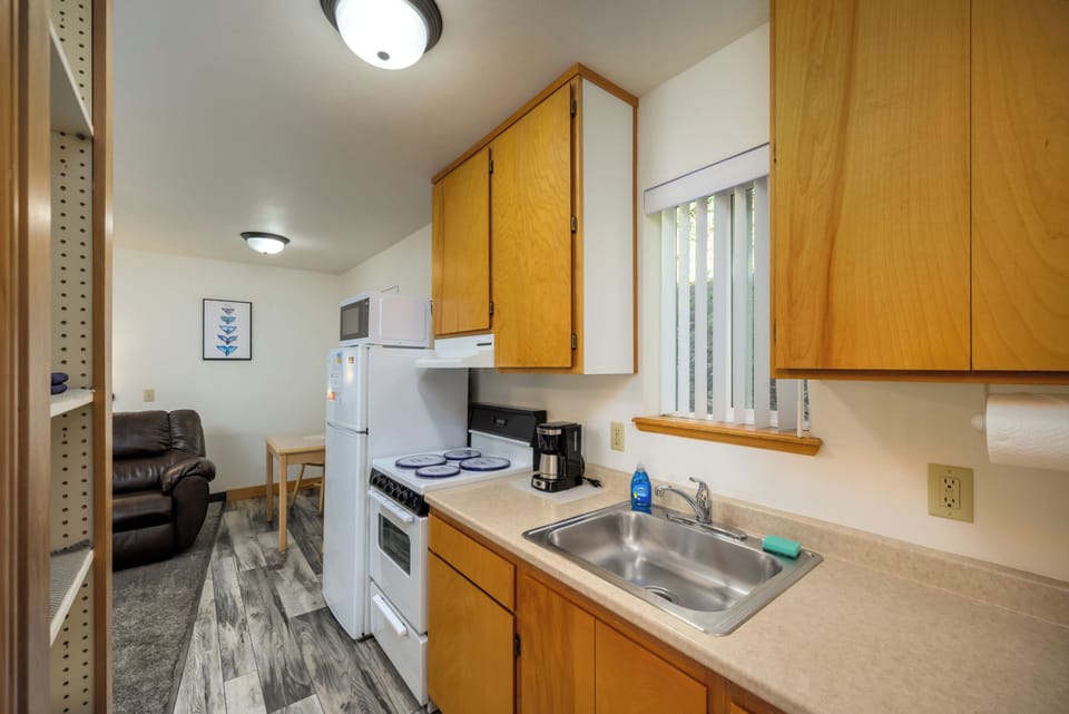Deluxe Apartment, 2 Queen Beds, Kitchen | Private kitchen | Full-size fridge, microwave, oven, stovetop