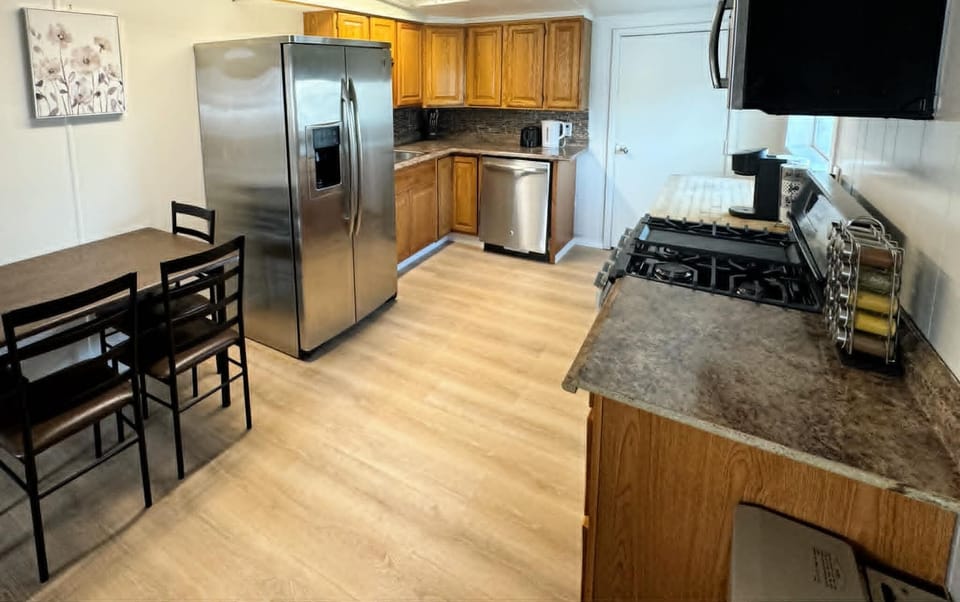 Comfort Duplex, Mountain View | Private kitchen | Coffee/tea maker, electric kettle, dining tables
