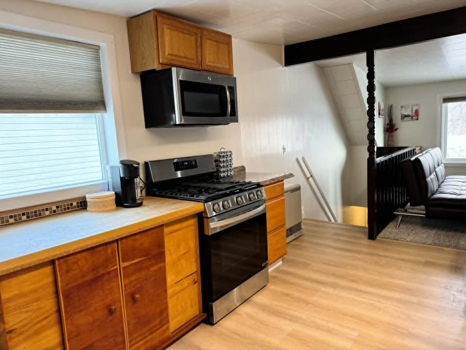 Comfort Duplex, Mountain View | Private kitchen | Coffee/tea maker, electric kettle, dining tables