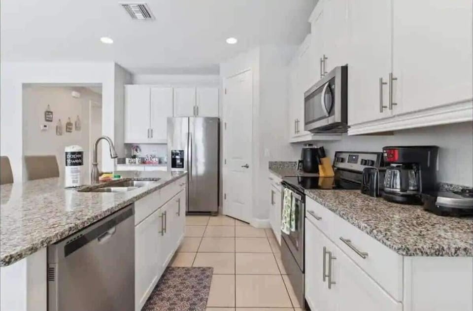 House (5 Bedrooms) | Private kitchen | Microwave, oven, stovetop, dishwasher