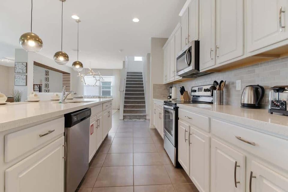 House (Multiple Bedrooms) | Private kitchen | Microwave, oven, stovetop, dishwasher