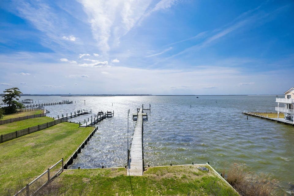 The upper-level Trex deck offers panoramic views, perfect for sunset gatherings or quiet relaxation.