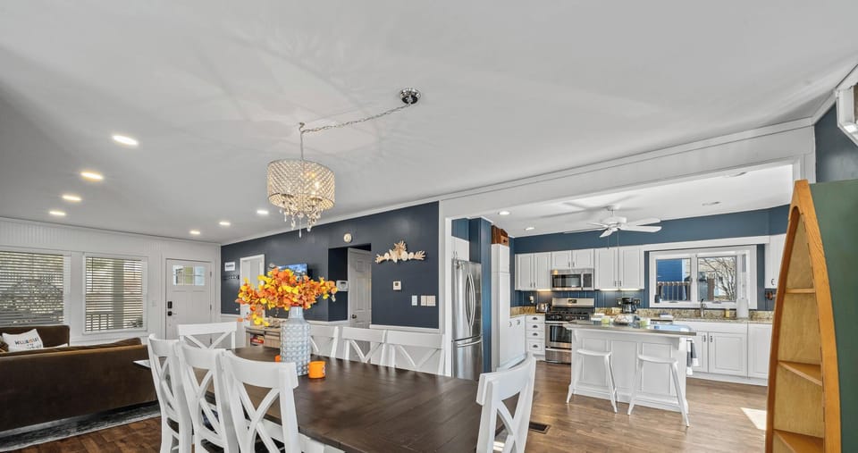 Dining Area with seating for 8