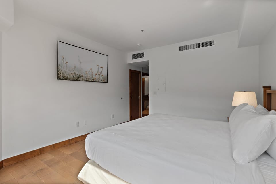 Bedroom 2 / King Bed