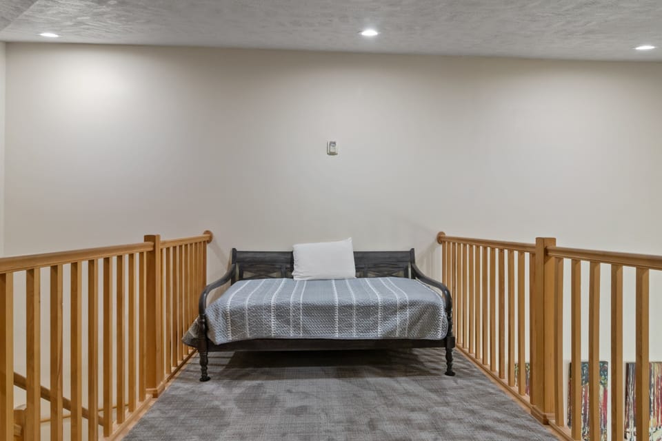 Loft Upstairs / Twin Bed