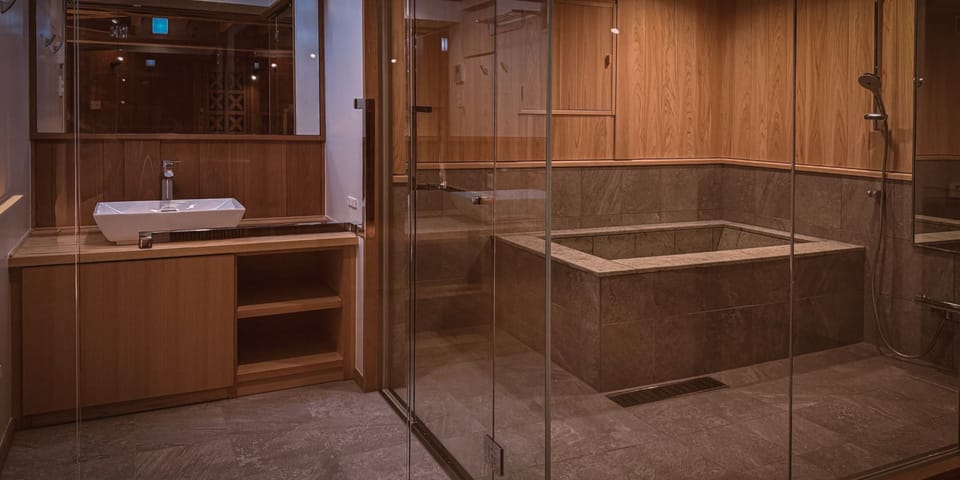Standard Twin Room | Bathroom | Separate tub and shower, free toiletries, hair dryer, towels