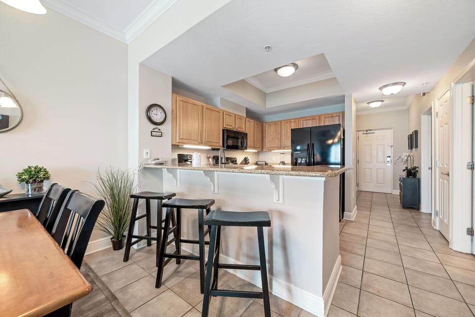 Breakfast bar and kitchen