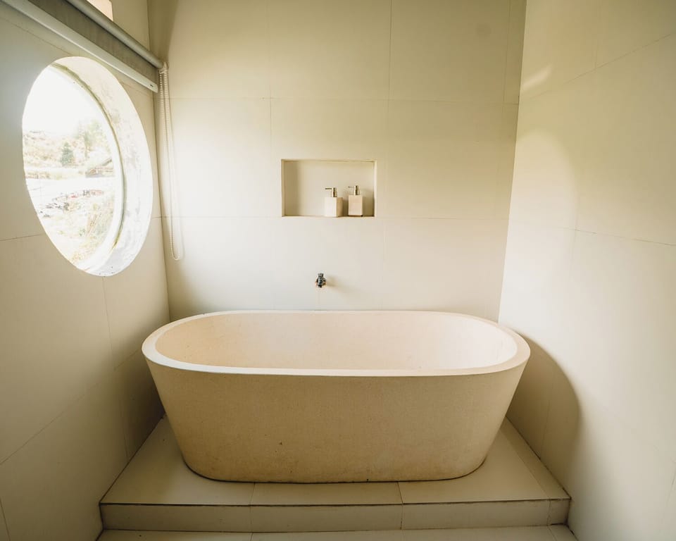 Deluxe Room | Bathroom | Hair dryer, towels, soap, shampoo
