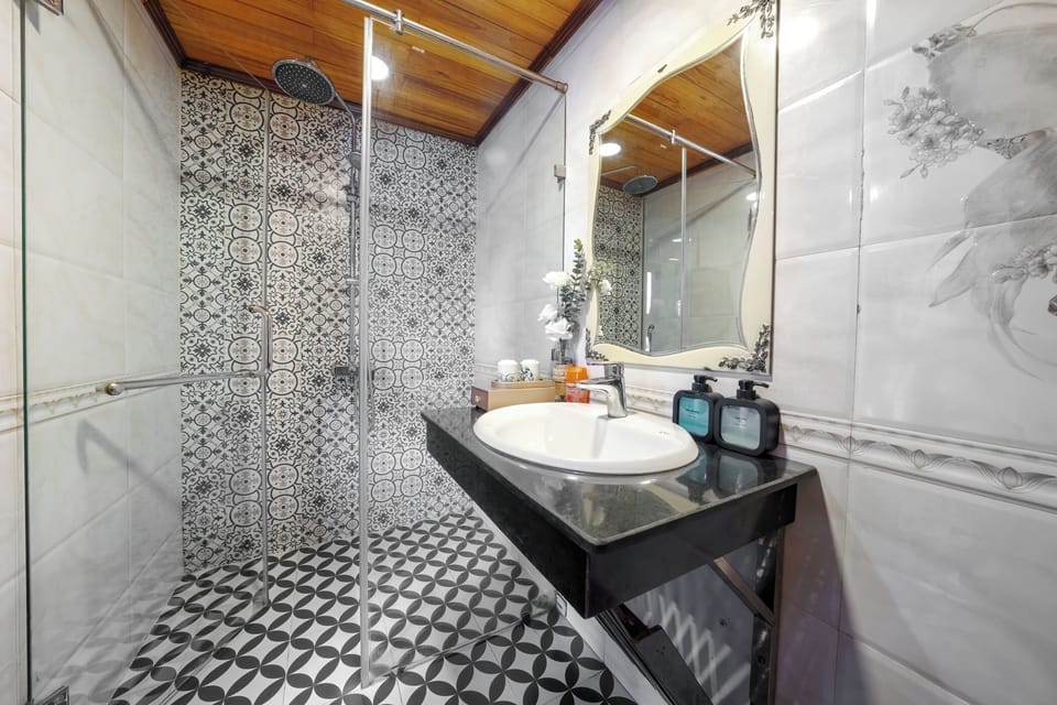 Shower, free toiletries, hair dryer, towels