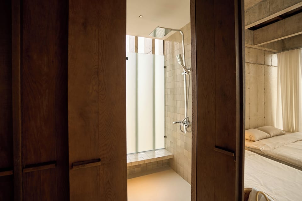 Family Quadruple Room | Bathroom | Shower, hair dryer, towels, shampoo