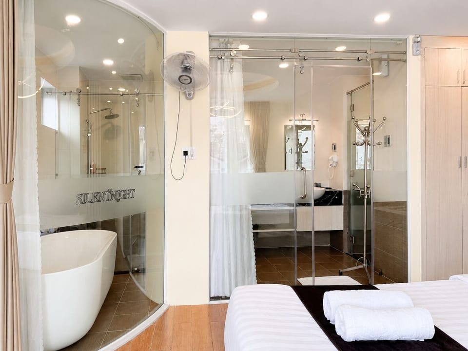Luxury Suite, City View | Laptop workspace, blackout drapes, soundproofing, WiFi (free)