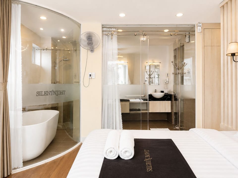 Luxury Suite, City View | Laptop workspace, blackout drapes, soundproofing, WiFi (free)