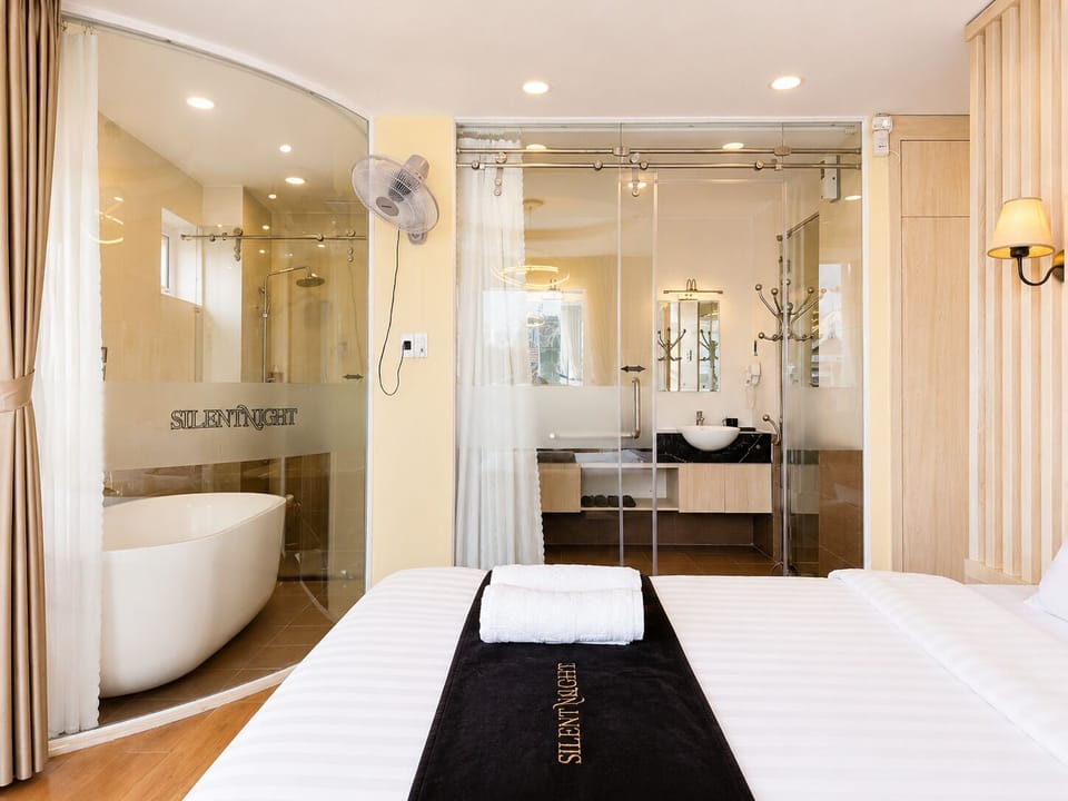 Luxury Suite, City View | Laptop workspace, blackout drapes, soundproofing, WiFi (free)