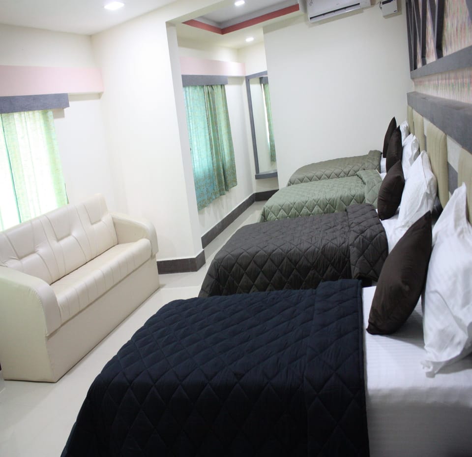 Quadruple Room | Egyptian cotton sheets, premium bedding, desk, free WiFi