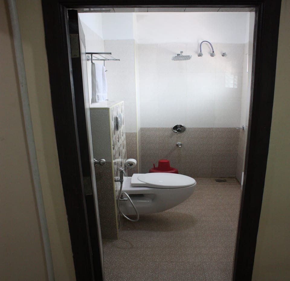 Shower, rainfall showerhead, free toiletries, towels