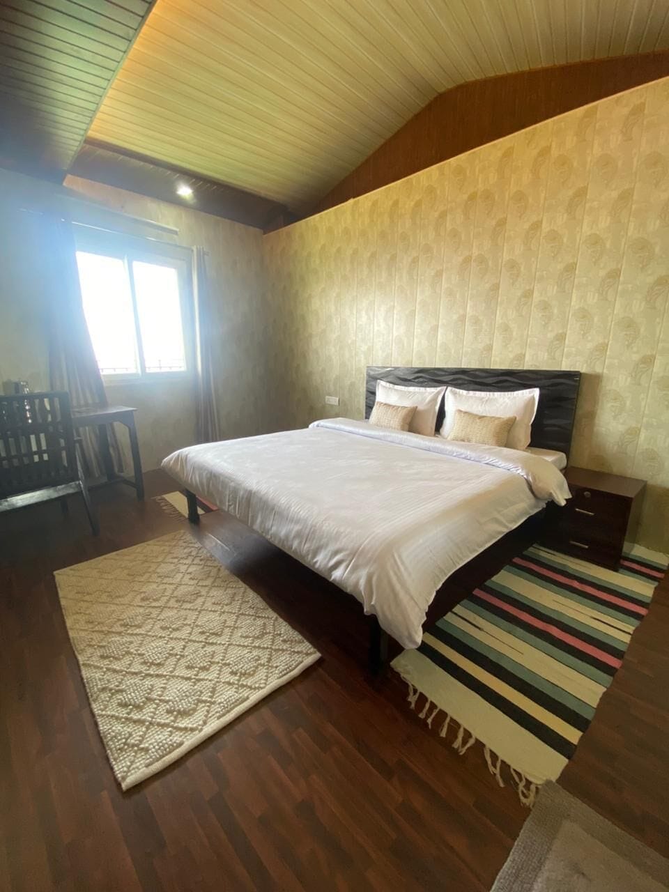 Comfort Room, Mountain View | Desk, free WiFi