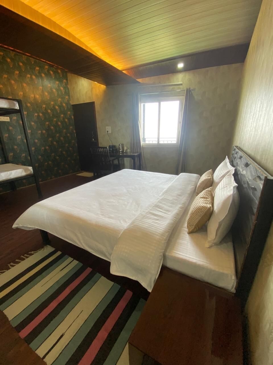 Comfort Room, Mountain View | Desk, free WiFi