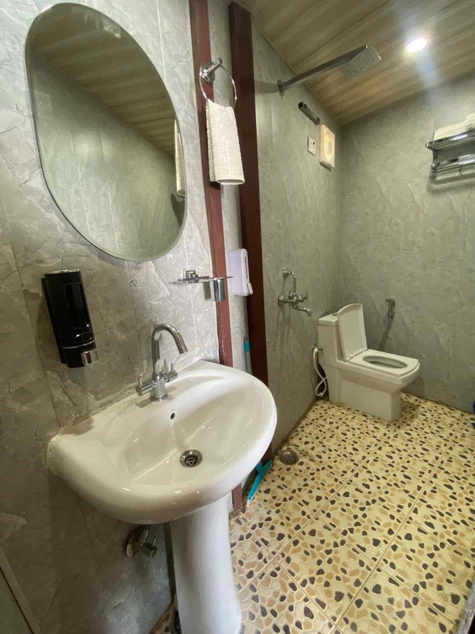 Comfort Room, Mountain View | Bathroom | Free toiletries, towels, soap, shampoo