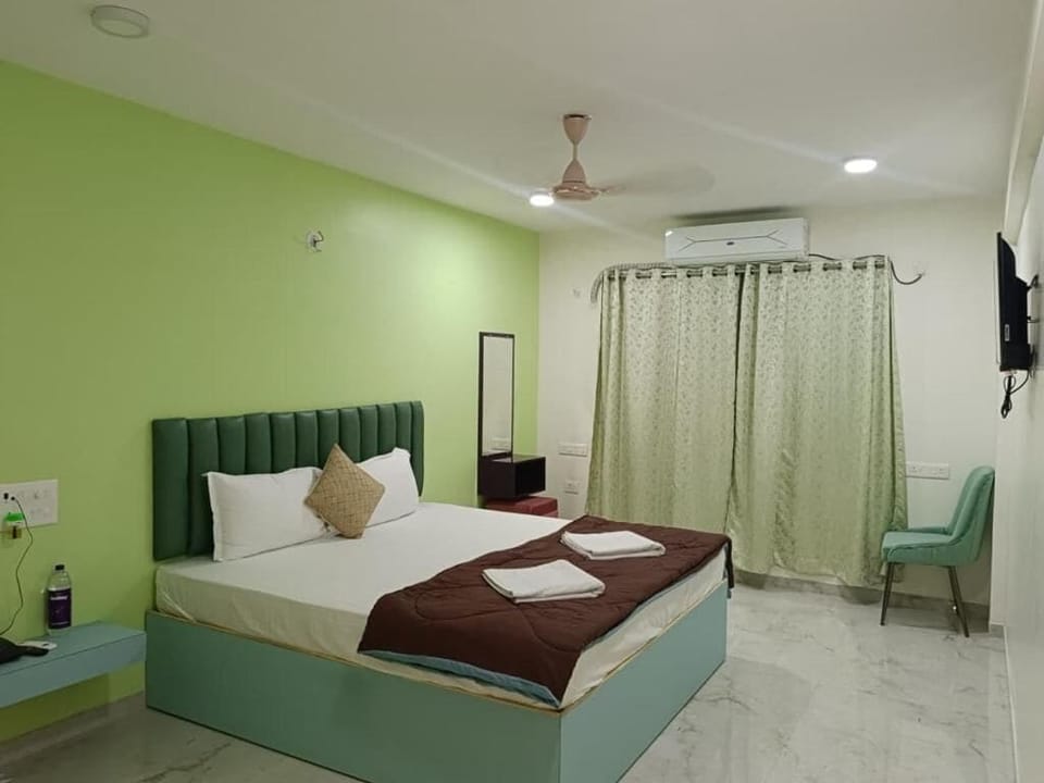 Deluxe Double Room, Sea View | Desk