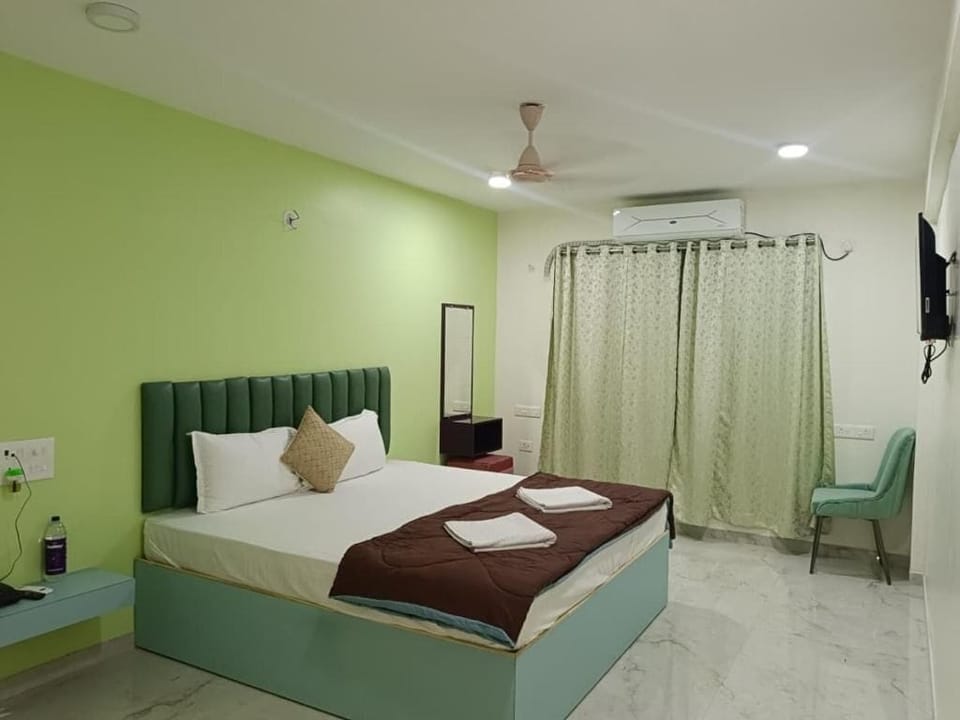 Deluxe Double Room, Sea View | Desk