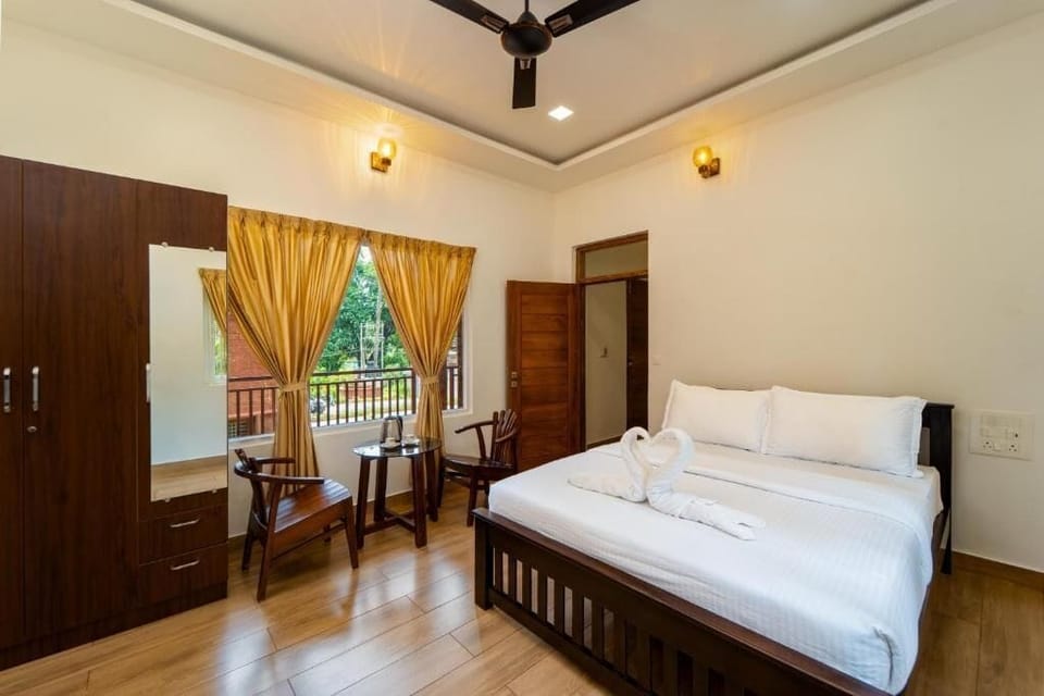 In-room safe, laptop workspace, iron/ironing board, free WiFi