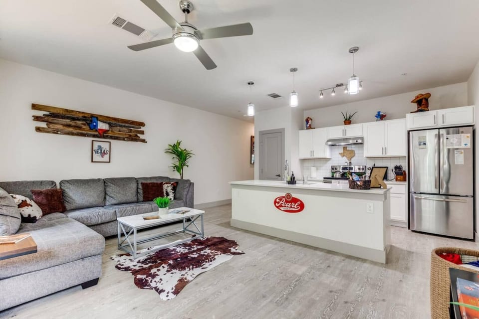 Condo, 1 Bedroom, Accessible, Smoking | Living area | Books