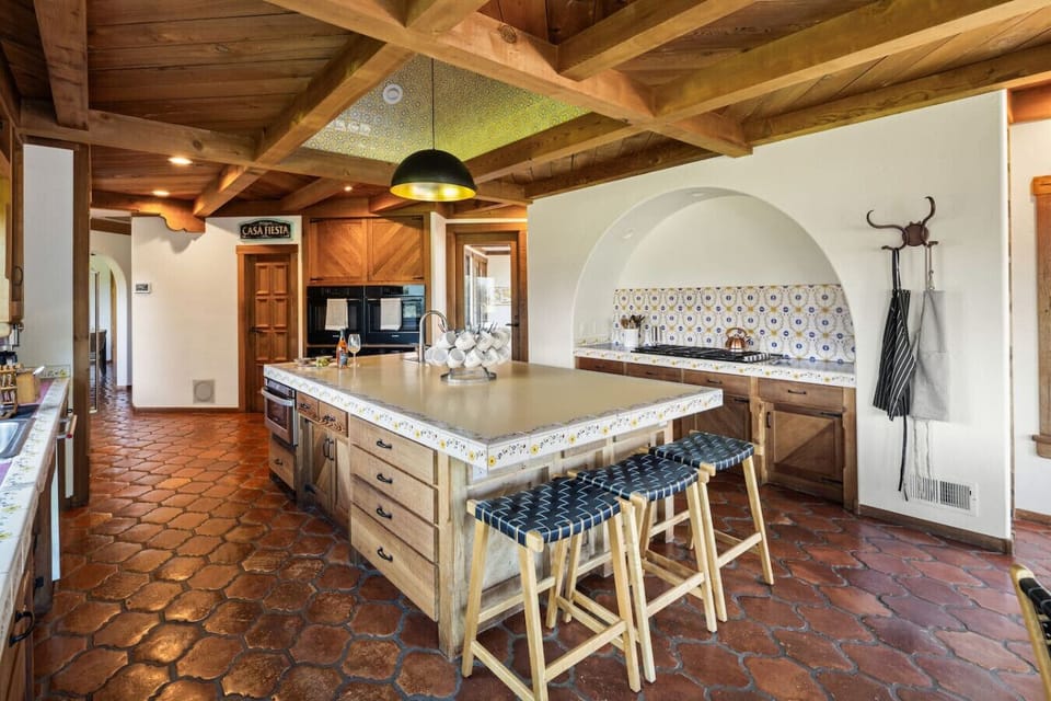 Chef`s kitchen with tiled center island — Main House